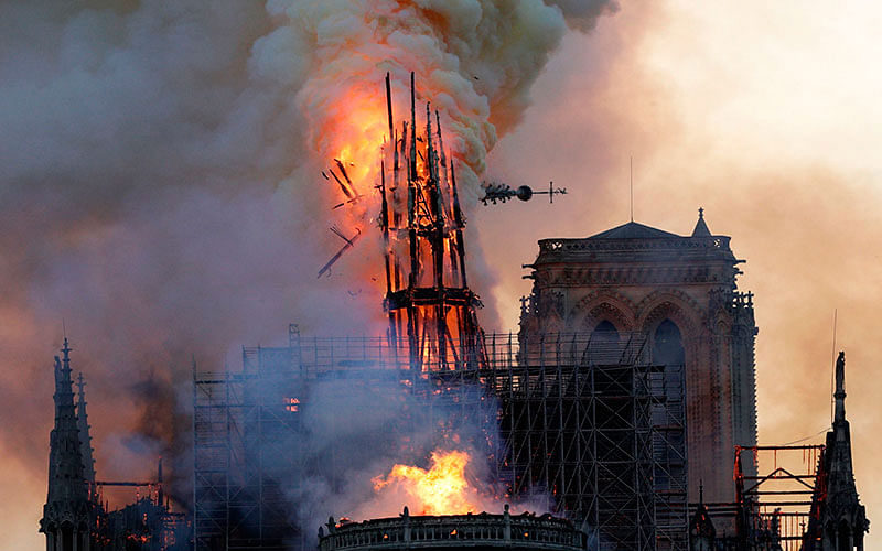 This file photo taken on 15 April 2019 shows the steeple and spire collapses as smoke and flames engulf the Notre-Dame Cathedral in Paris. Photo : AFP