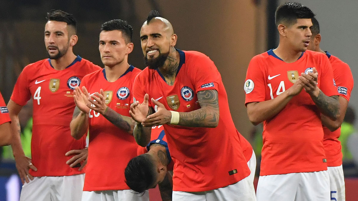 Chile`s Arturo Vidal encourages a teammate during the penalty shoot-out against Colombia, after tying 0-0 during their Copa America football tournament quarter-final match at the Corinthians Arena in Sao Paulo, Brazil, on 28 June 2019. Photo: AFP