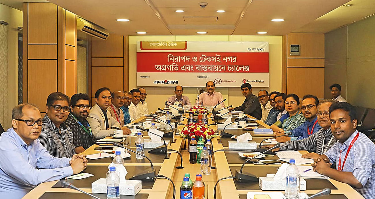 Prothom Alo in association with Save the Children organises a roundtable titled ‘Progress and Challenge for Establishing Safe and Sustainable Cities’ at Karwan Bazar’s CA Bhaban in the capital on Saturday. Photo: Prothom Alo