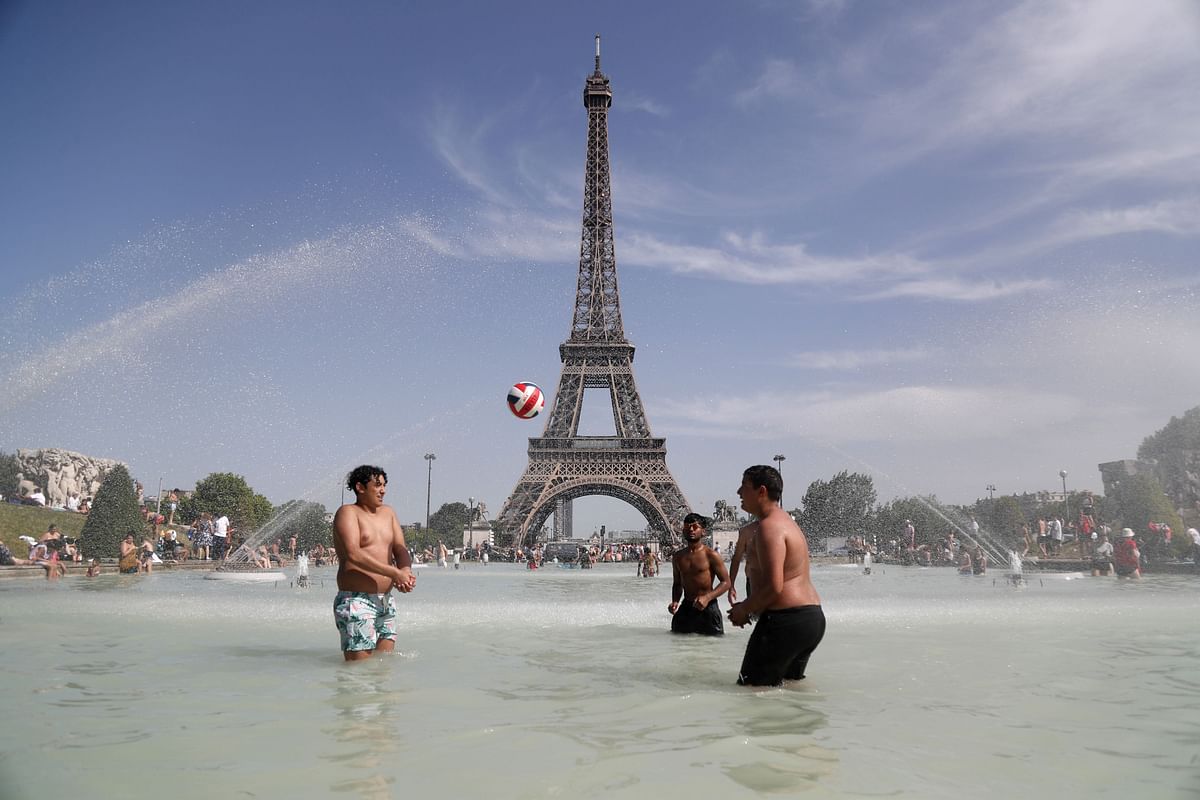 People play as they bathe in the Trocadero Fountain in front of the Eiffel Tower in Paris during a heatwave on 28 June 2019. The temperature in France on 28 June surpassed 45 degrees Celsius (113 degrees Fahrenheit) for the first time as Europe wilted in a major heatwave, state weather forecaster Meteo-France said. Photo: AFP
