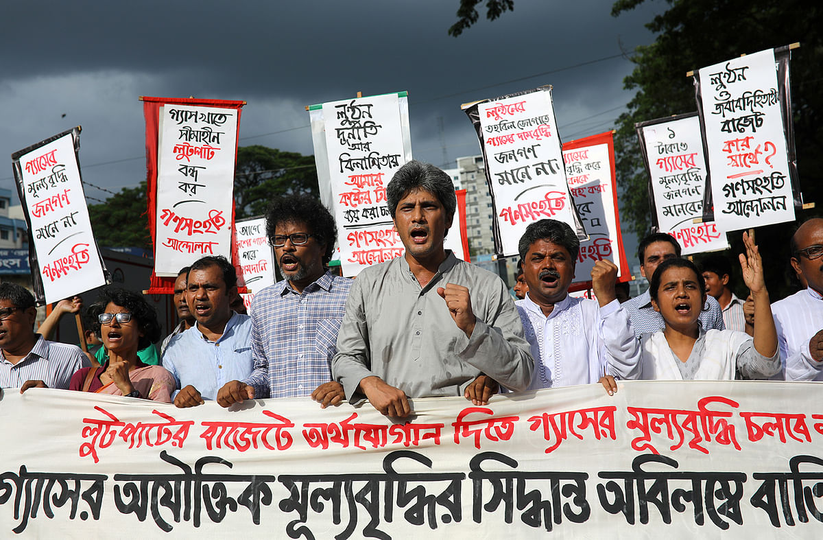 People attend a protest against natural gas price raises in Dhaka, Bangladesh, 1 July, 2019. Photo: Reuters