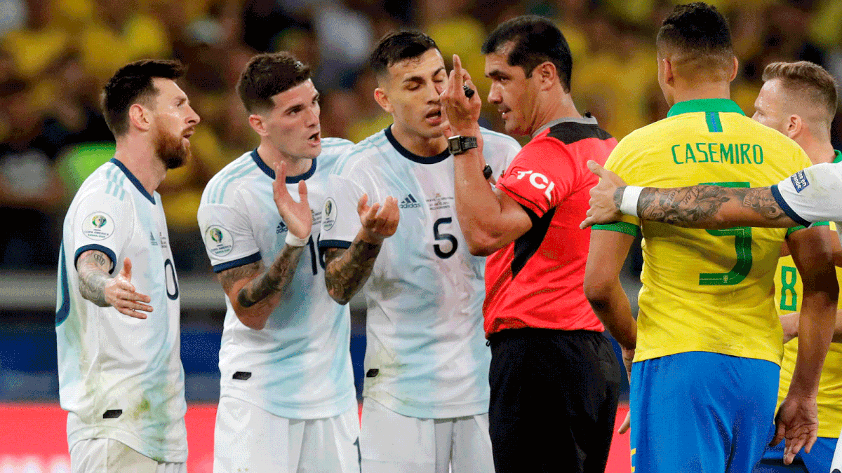 Argentina`s Lionel Messi, Rodrigo De Paul and Leandro Paredes speak with referee Roddy Zambrano. Photo: Reuters