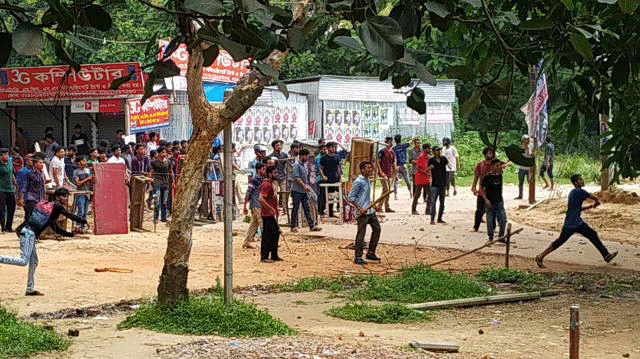 Clash between two factions of Bangladesh Chhatra League (BCL) at Jahangirnagar University (JU) on Wednesday leaves 67 hurt. Photo: Maidul Islam