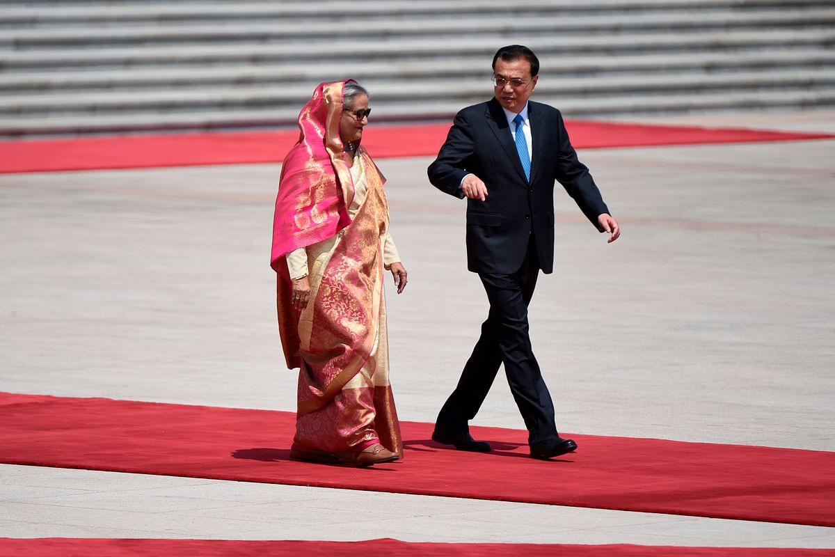 Bangladesh`s prime minister Sheikh Hasina (L) talks with Chinese premier Li Keqiang as they prepare to inspect honour guards during a welcome ceremony at the Great Hall of the People in Beijing on 4 July 2019. Photo: AFP