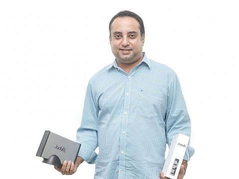 Bangladeshi information technologist Masrur Hannan with his device. Photo: Prothom Alo