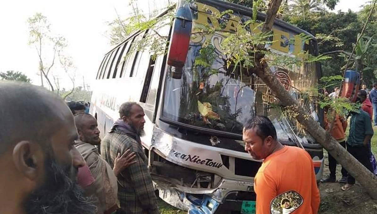A bus hit a private car on Khulna-Jashore road in Fultola upazila on 25 February 2019. UNB File Photo