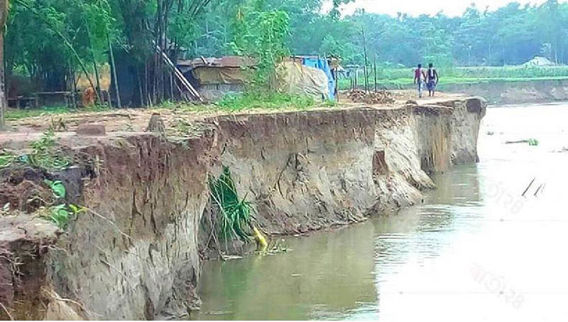 Dharla river devours acres of croplands of Lalmonirhat. Photo: UNB