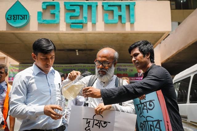 A resident of Jurain, Dhaka protested in front of WASA office at Karwan Bazar for contaminated supplied water on 23 April 2019. Photo: Prothom Alo