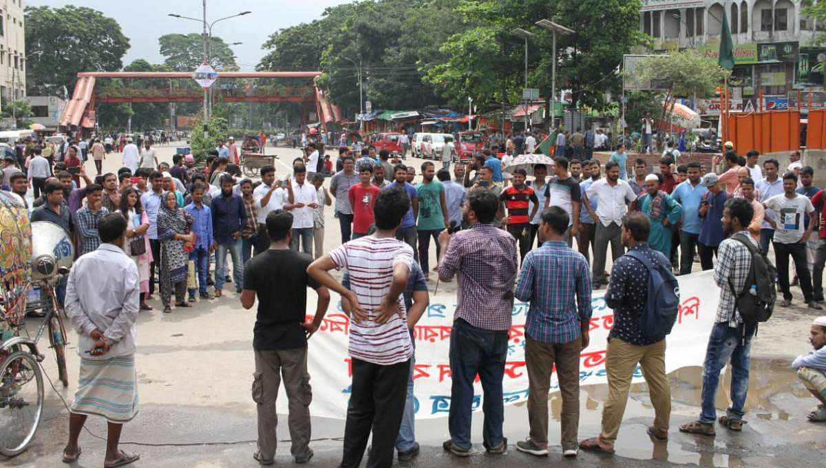 Leaders and activists of left parties block road in Paltan, Dhaka in protest of gas price hike in the country. Photo: UNB