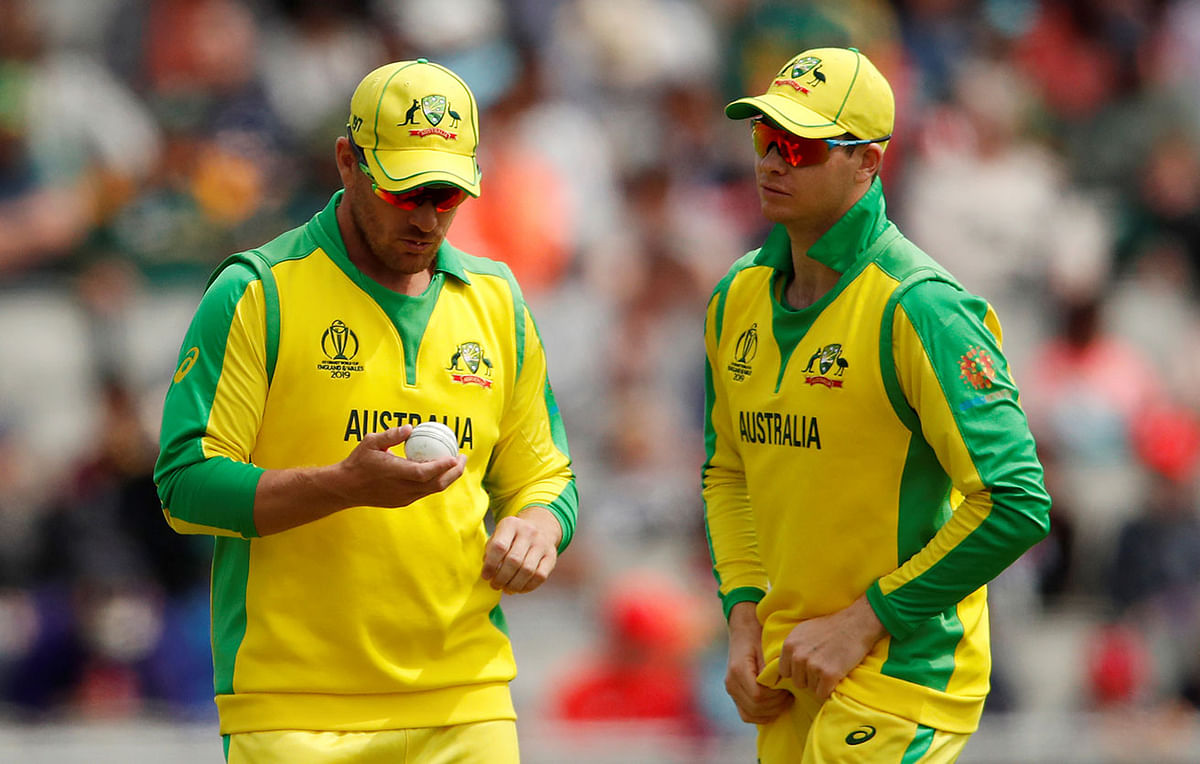 Australia`s captain Aaron Finch (L) and Steve Smith talks during the ICC Cricket World Cup match against South Africa at Old Trafford, Manchester, Britain on 6 July 2019. Photo: Reuters