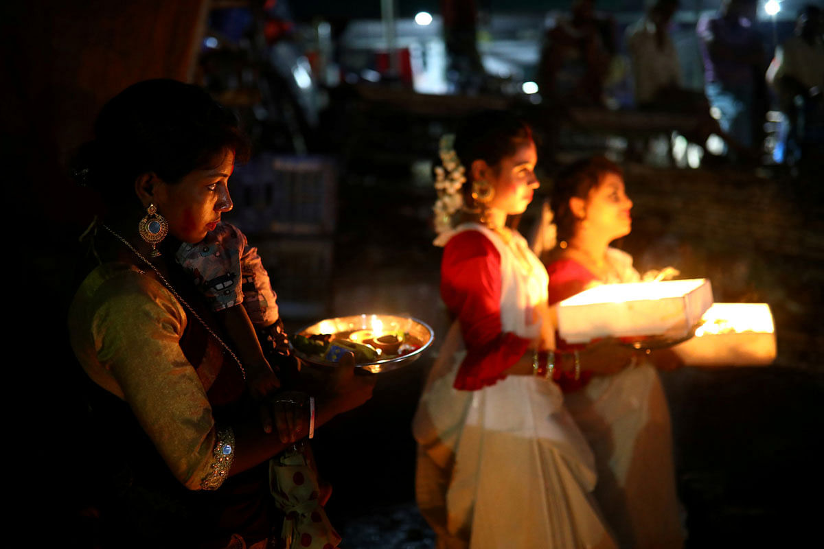 Hindu devotees prepare to release oil lamps to the Buriganga River as they observe Bipottarini Puja in Dhaka, Bangladesh, 6 July 2019. Photo: Reuters