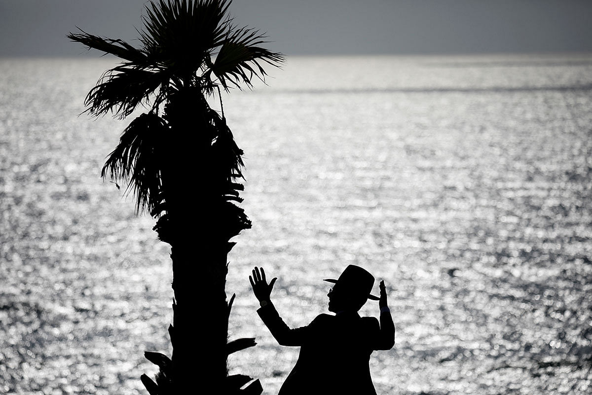 An ultra-Orthodox Jewish man is silhouetted as he poses for a wedding photographer near the Mediterranean Sea at a beach in Ashkelon, Israel 7 July, 2019. Photo: Reuters