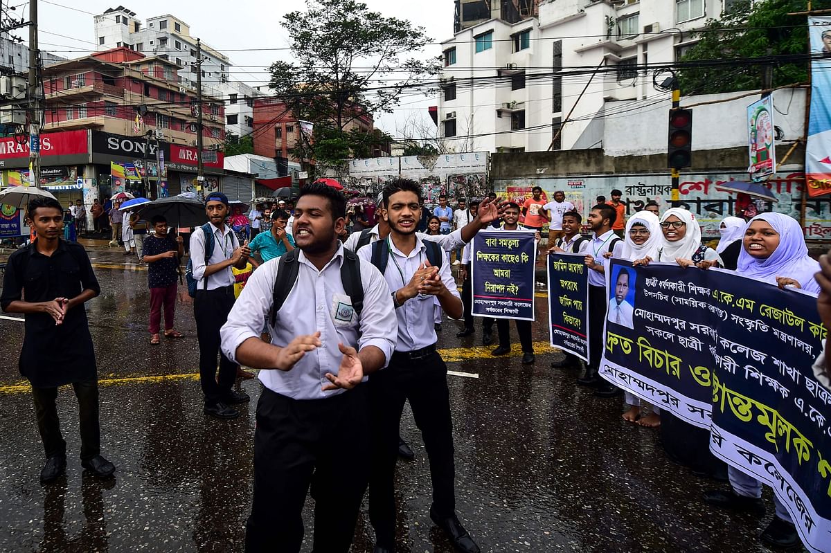 Bangladeshi college students shout slogans as they protest against a former principal who allegedly raped a woman, in Dhaka on 8 July, 2019. Photo: AFP