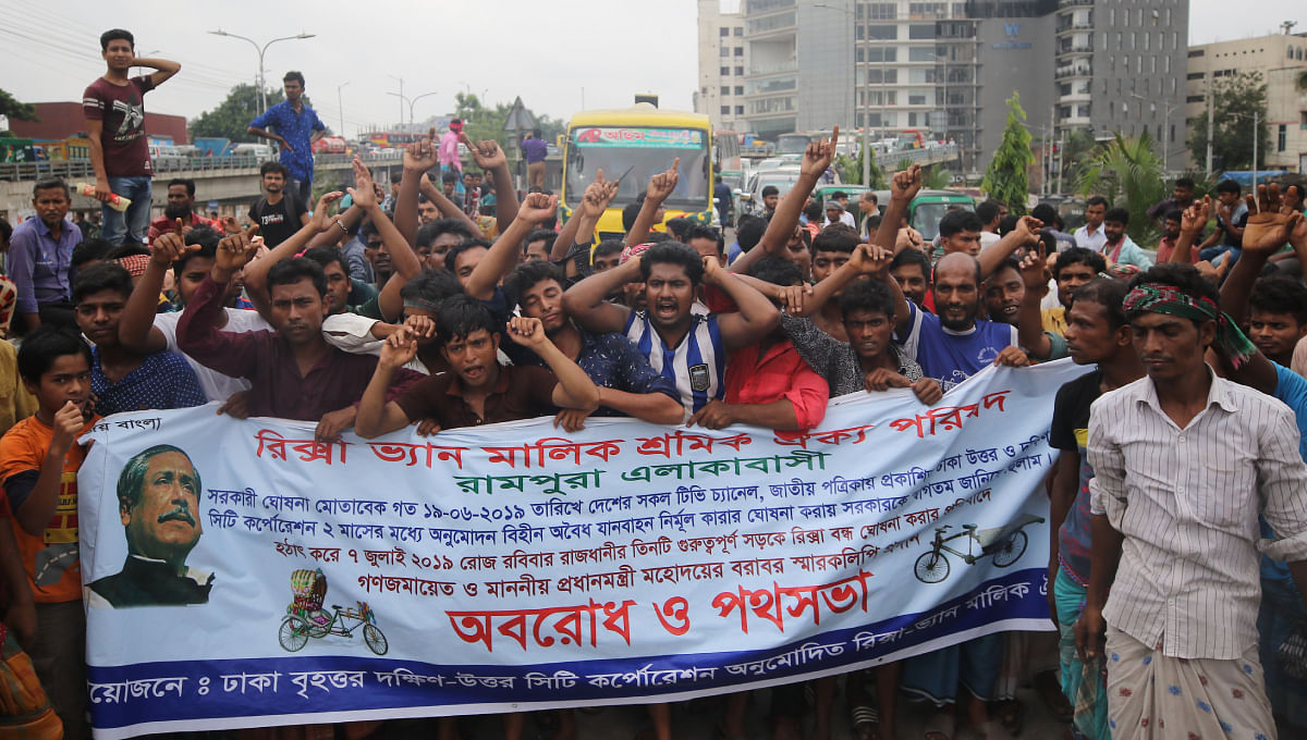 Rickshaw-pullers block road at Uttar Badda, Dhaka protesting the decision banning the plying of rickshaws on three major thoroughfares of the capital on Tuesday morning. Photo: UNB