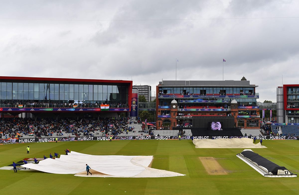 The groundstaff start to remove the covers as the rain stops during the 2019 Cricket World Cup first semi-final between India and New Zealand at Old Trafford in Manchester, northwest England, on 9 July 2019. Photo: AFP