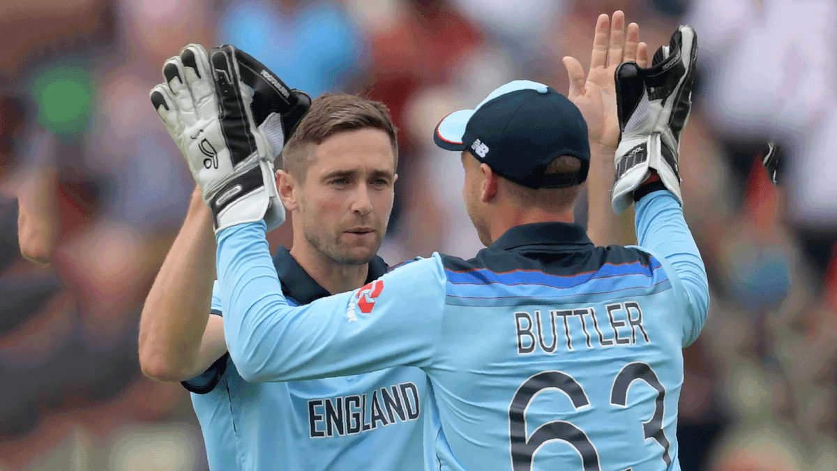 England`s Chris Woakes (L) celebrates with teammate Jos Buttler after the dismissal of Australia`s Mitchell Starc during the 2019 Cricket World Cup second semi-final between England and Australia at Edgbaston in Birmingham, central England, on 11 July, 2019. Photo: AFP