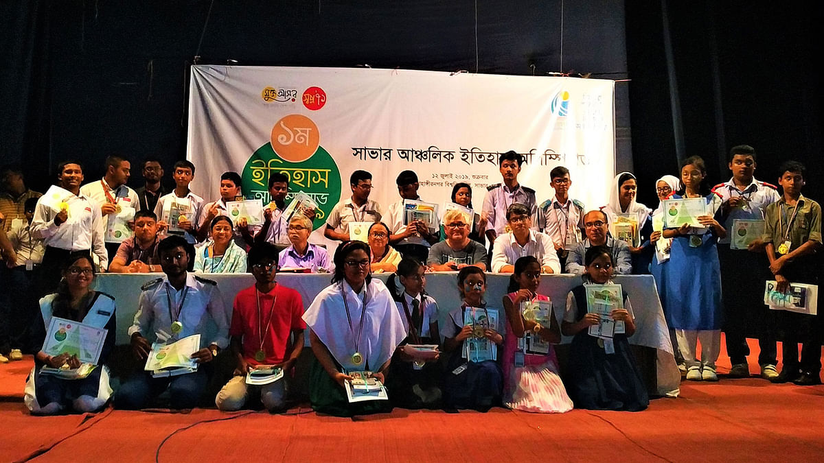 Selected students of Savar region for Bangladesh History Olympiad with the guests at Jahangirnagar University School and College on Friday. Photo: Prothom Alo