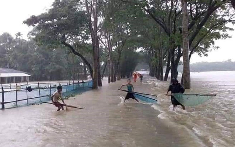 As many as 12,000 families are marooned as Teesta and Dharla rivers flow above danger level. Photo: UNB