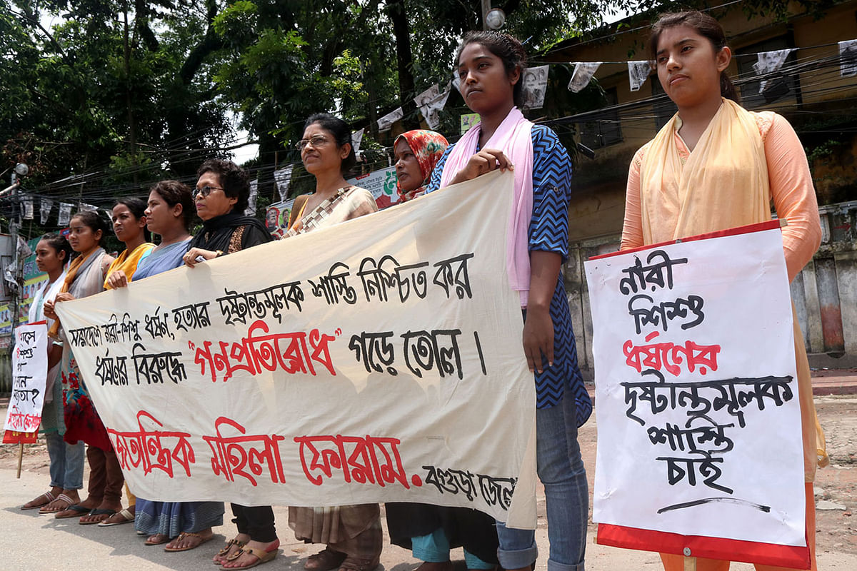 The Bogura unit of Samajtantrik Mohila Forum forms a human chain at Satmatha intersection in Bogura on 12 July calling for mass-prevention and exemplary punishment for the rape of women and children and murder. Photo: Soel Rana