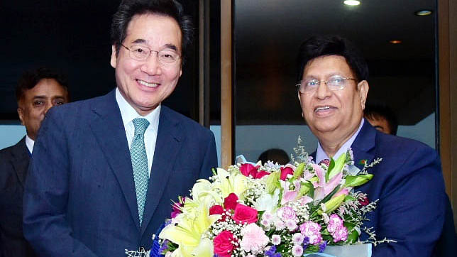 Foreign minister AK Abdul Momen receives the South Korean prime minister Lee Nak-yon at the VVIP terminal of Hazrat Shahjalal International Airport on Saturday. Photo: PID