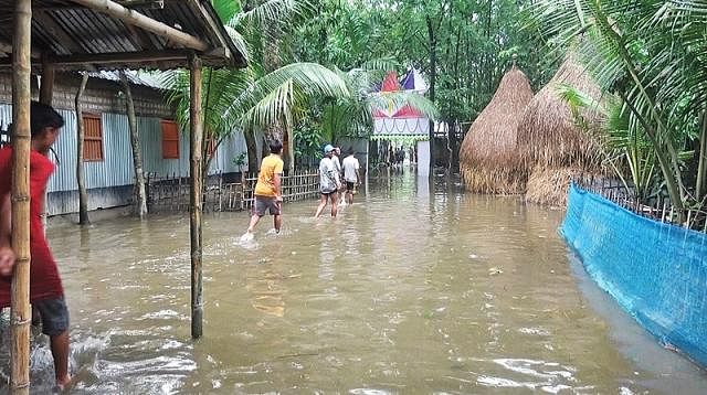 Many houses along the bank of Teesta river flooded in Patbhangari village, Lalmonirhat on Friday. Photo: Prothom Alo