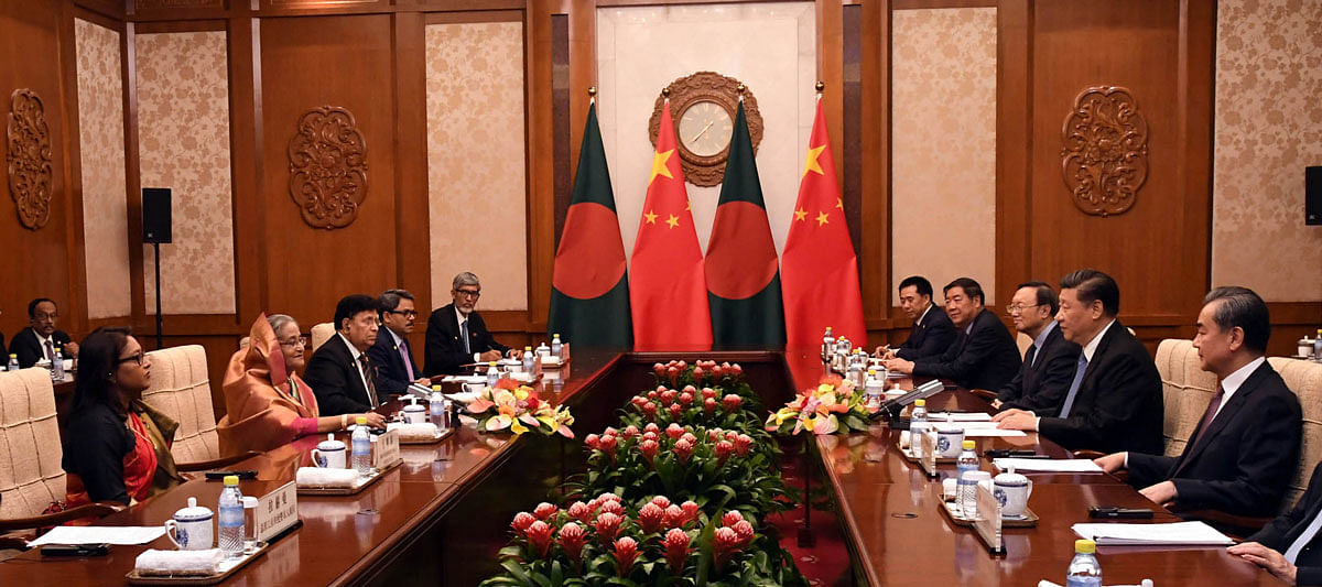 Bangladesh prime minister Sheikh Hasina (2nd L) leads Bangladesh delegation in a discussion with China delegation lead by president Xi Jinping (2nd R) at Diaoyutai State Guest House in Beijing, China on 5 July. Photo: PID