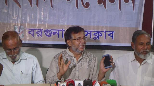 Abdul Halim Sharif, father of slain Barguna youth Rifat Sharif, speaks at a press conference in Barguna Press Club on Saturday, 13 July, 2019. Photo: Prothom Alo