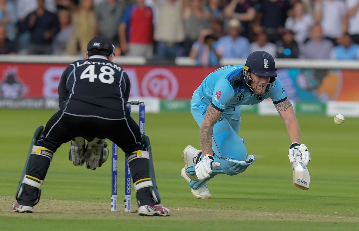 England's Ben Stokes (R) dives to make his ground and the ball hits him going for a boundary as New Zealand's Tom Latham looks on during the 2019 Cricket World Cup final between England and New Zealand at Lord's Cricket Ground in London on 14 July, 2019. Photo: AFP