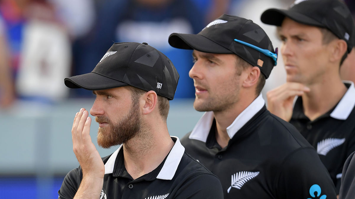 New Zealand`s captain Kane Williamson (L) looks on at the trophy presentation after defeat in the 2019 Cricket World Cup final between England and New Zealand at Lord`s Cricket Ground in London on 14 July, 2019. Photo: AFP
