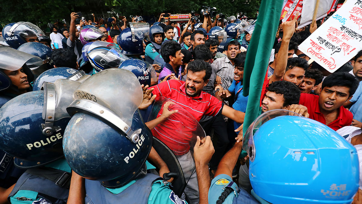 People clash with police near the Ministry of Power Energy and Mineral Resources as they protest against the increase in natural gas price in Dhaka, Bangladesh, 14 July, 2019. Photo: Reuters