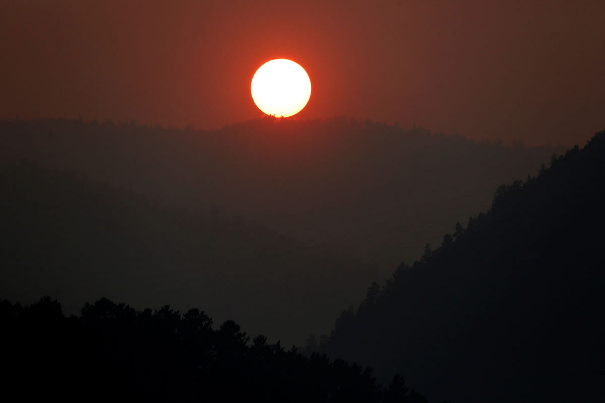 A view shows the sun setting over the Siberian Taiga area shrouded in smoke from wildfire outside Krasnoyarsk, Russia 13 July 2019. Photo: Reuters