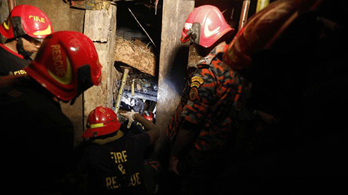 A team of fire service conducts rescue work in a collapsed building in Old Dhaka’s Patuatuli area on Wednesday. Photo: Prothom Alo  1 killed in Old Dhaka building collapse