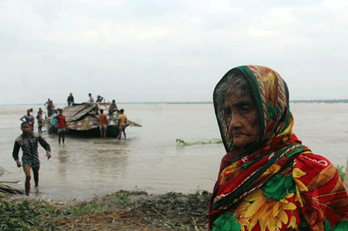 Erosion along the Teesta river in Rangpur’s Kawnia upazila has washed away ancestral homestead of this woman. Photo: Moinul Islam.