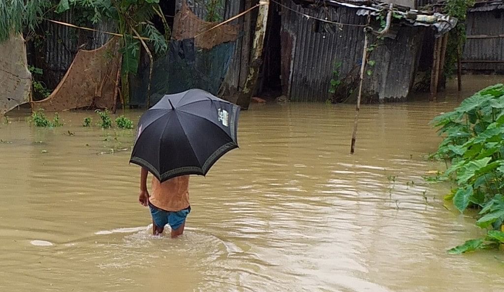 Flood situation worsened further on Tuesday increasing sufferings of people in northwestern and northeastern districts while eight people drowned in Kurigram, Sherpur and Sirajganj. Photo: UNB.