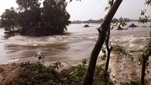 Flood control embankment along the Atrai river in Naogaon’s Manda upazila broke down flooding 22 villages. Photo: Prothom Alo.