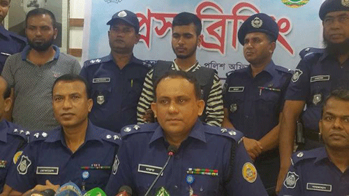 Superintendent of Barguna police Maruf Hossain presents accused Rashidul Hasan Rishan, 20, in Rifat murder at his Barguna office on Thursday. Photo: Prothom Alo
