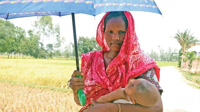 A mother is taking her child to the medical centre. Photo: Prothom Alo