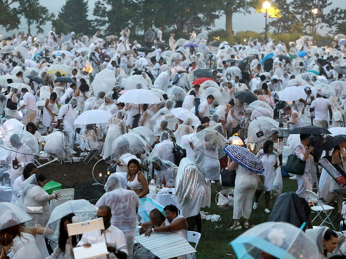 Attendees begin to evacuate as heavy rain falls at the 2019 NYC Diner en Blanc dining event in New York, US, 17 July 2019. Photo: Reuters