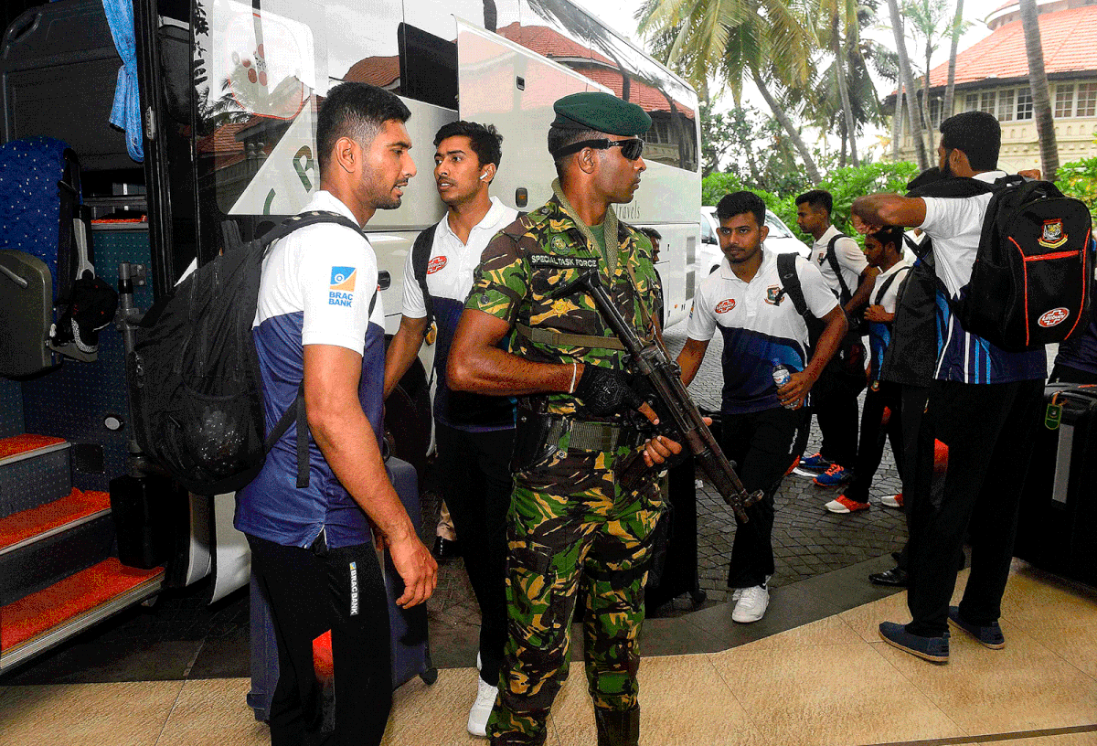 Bangladesh cricketers Soumya Sarkar (2L) and Mohammad Mahmudullah (L) arrive with teammates at a Taj hotel in Colombo on 20 July, 2019. Photo: AFP