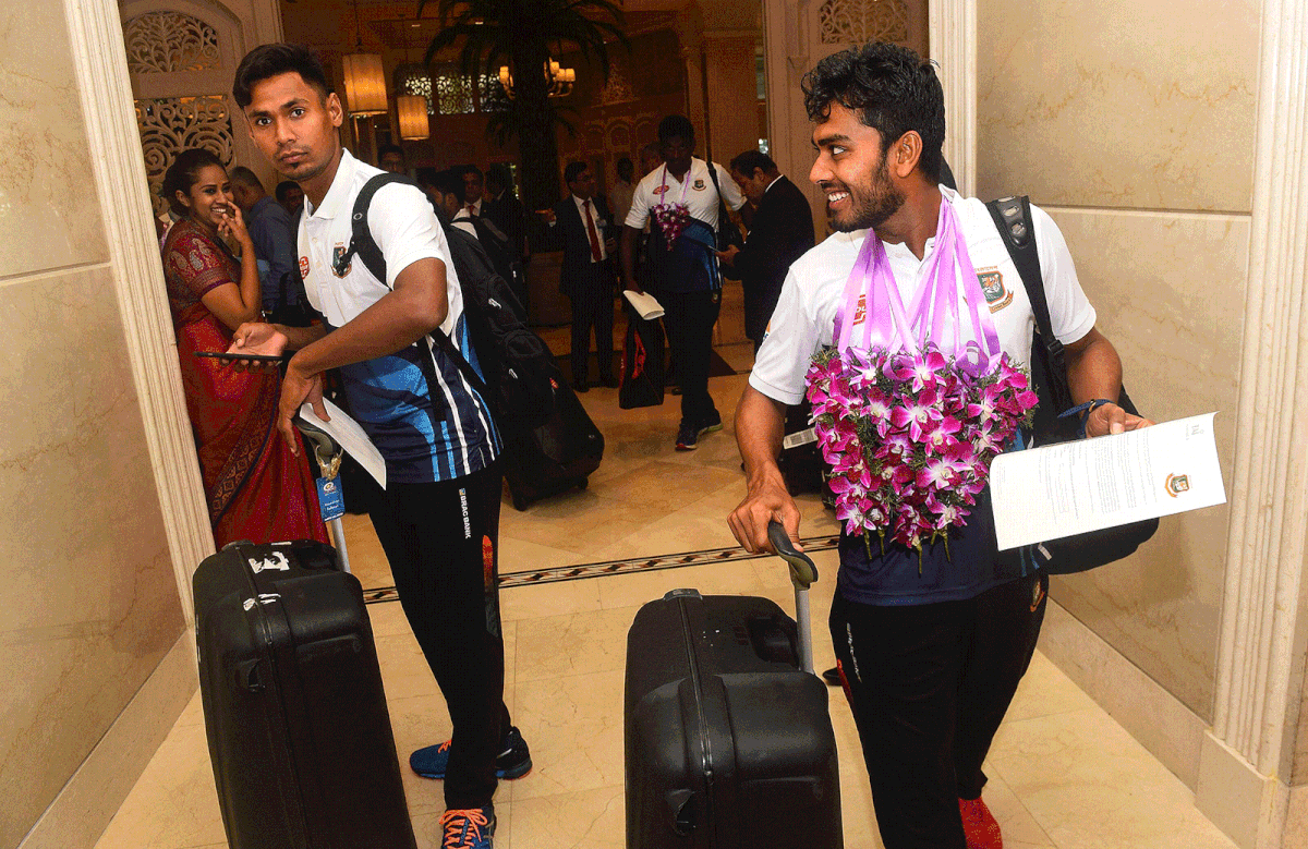 Bangladesh cricketers Mehidy Hasan (R) and Mustafizur Rahman (L) arrive with teammates at a Taj hotel in Colombo on 20 July, 2019. Photo: AFP