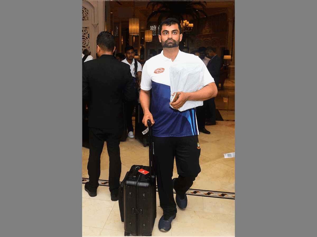Bangladesh cricket team captain Tamim Iqbal arrives with teammates at a Taj hotel in Colombo on 20 July, 2019. Photo: AFP