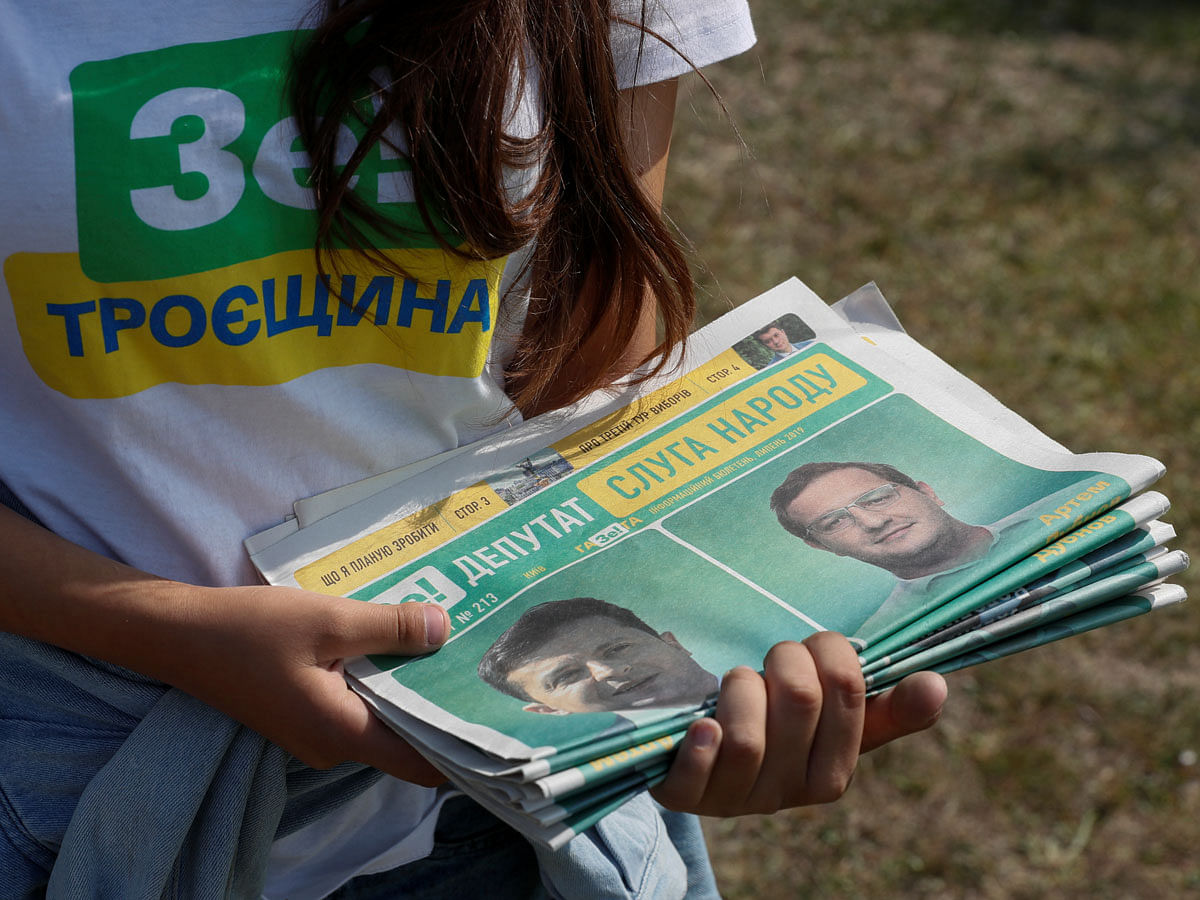 A volunteer holds electoral materials in support of the Servant of the People party led by Ukrainian president Volodymyr Zelenskiy during an event ahead of the parliamentary election in Kiev, Ukraine on 18 July 2019. Photo: Reuters