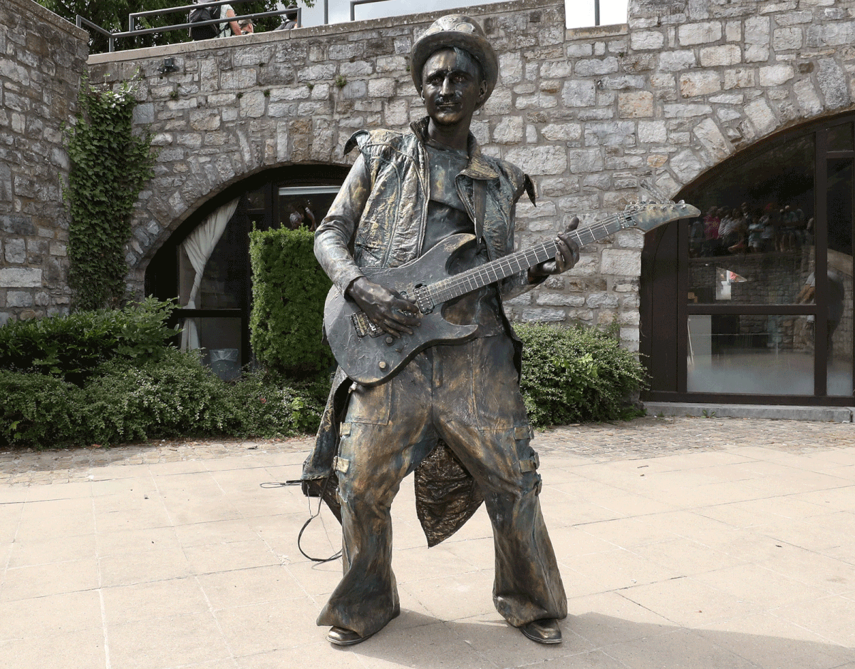 An artist called `The Guitarist` takes part in the festival `Statues en Marche` in Marche-en-Famenne, Belgium, on 20 July 2019. Photo: Reuters