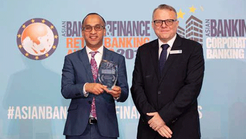 City Bank managing director and CEO Mashrur Arefin receives the ‘Syndicated Loan of the Year Bangladesh Award 2019’ award from Asian Banking & Finance on behalf of the Bank in an event in Singapore recently. Photo: Collected