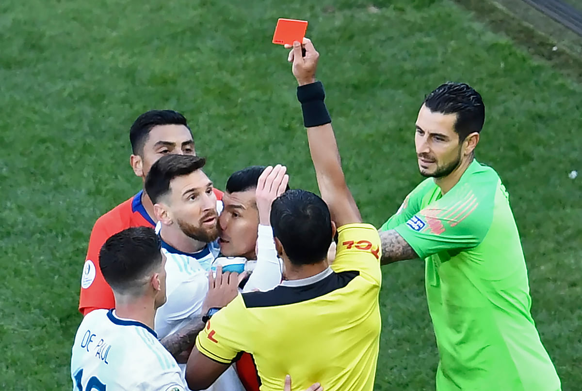 In this file picture taken on July 6, 2019 Paraguayan referee Mario Diaz de Vivar shows the red card to Argentina`s Lionel Messi and Chile`s Gary Medel as they have a physical encounter during the Copa America football tournament third-place match at the Corinthians Arena in Sao Paulo, Brazil. Photo: AFP
