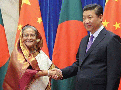 Bangladesh prime minister Sheikh Hasina (L) and China president Xi Jinping shakes hand in Beijing. Photo: PID