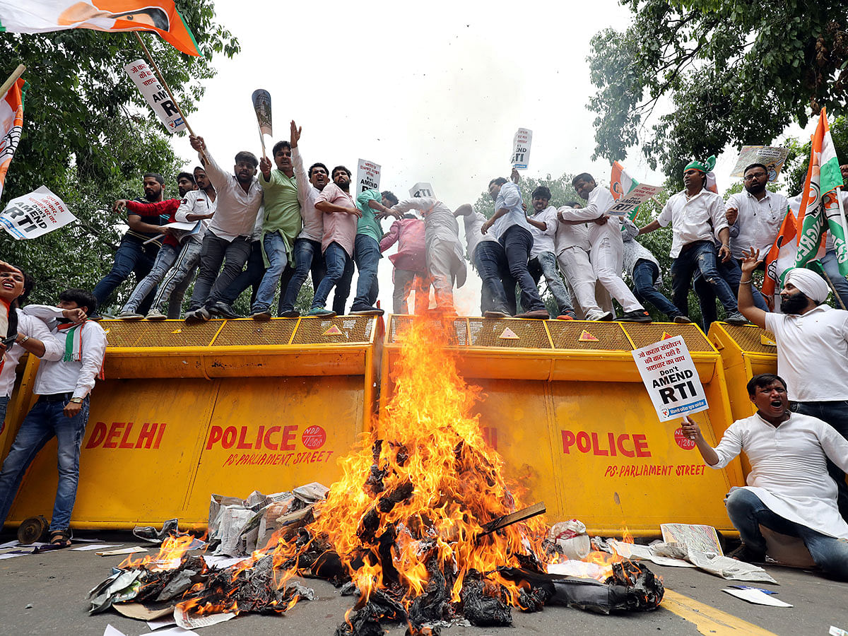 Members of the Delhi Pradesh Youth Congress shout slogans after burning an effigy during a protest against an amendment to the Right to Information Act, in New Delhi, India, on 27 July 2019. Photo: Reuters