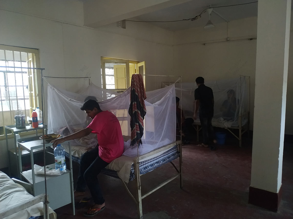 Patients hang mosquito net at DU medical centre while undergoing treatment. Photo: Prothom Alo