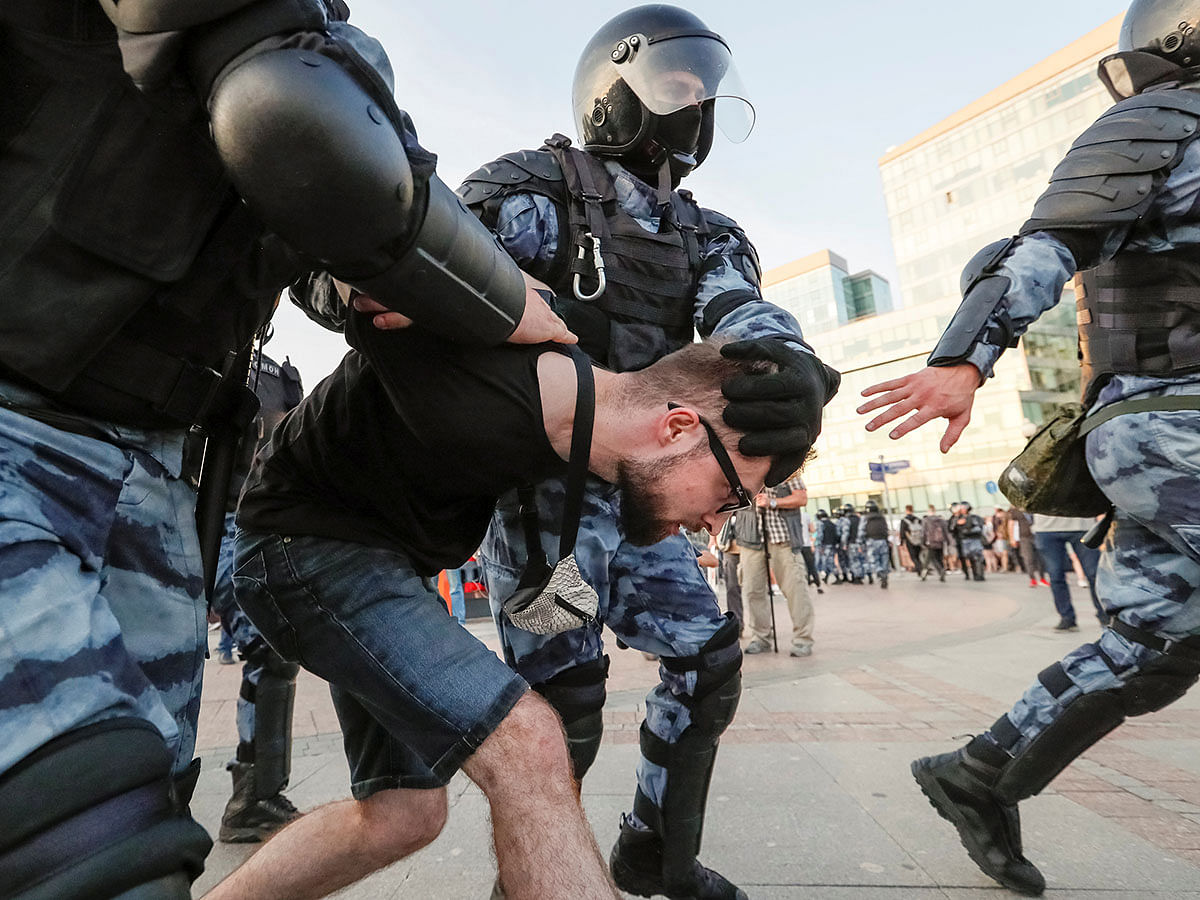 Law enforcement officers detain a participant of a rally calling for opposition candidates to be registered for elections to Moscow City Duma, the capital`s regional parliament, in Moscow, Russia on 27 July 2019. Photo: Reuters