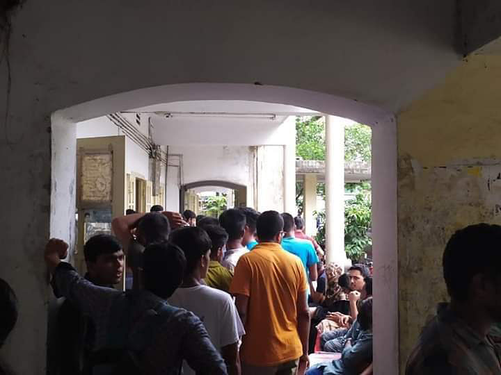 Students of Dhaka University waiting in a long queue at the university medical centre. Photo: Collected.
